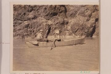 Approaching Kanab Creek. The coruplent Frazier sits at the stern and it is probably Fahrni at the oars
